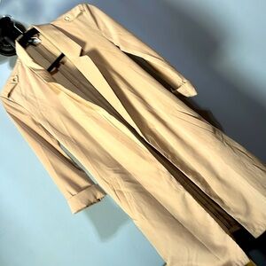 Lightweight beige three-quarter coat